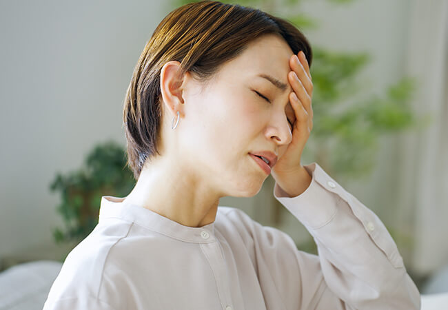めまいがする女性