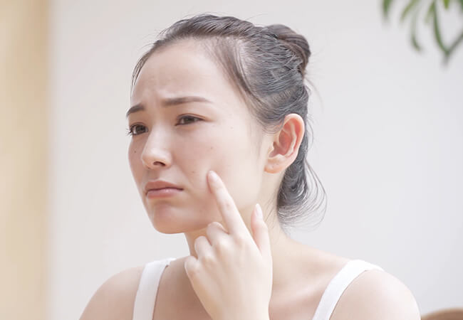 肌のトラブルで悩む女性