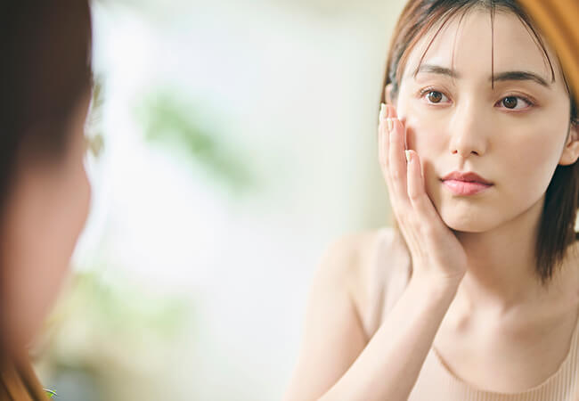 肌のトラブルで悩む女性