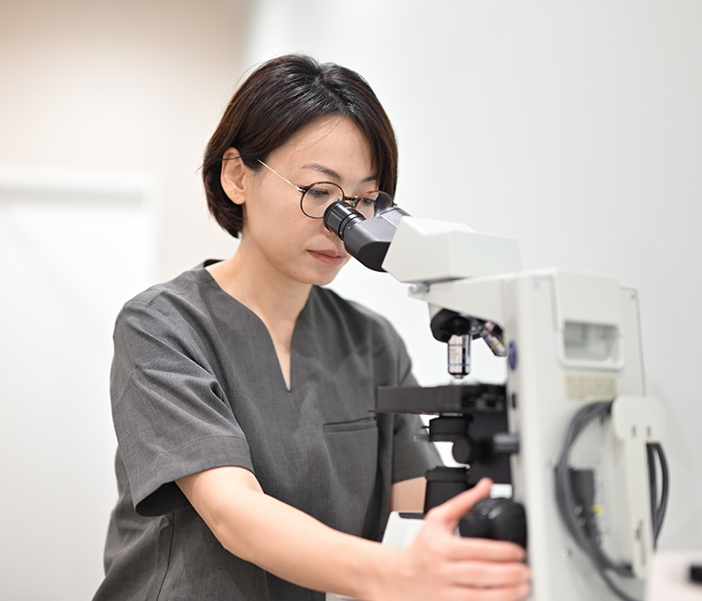 皮膚科専門医が診察します